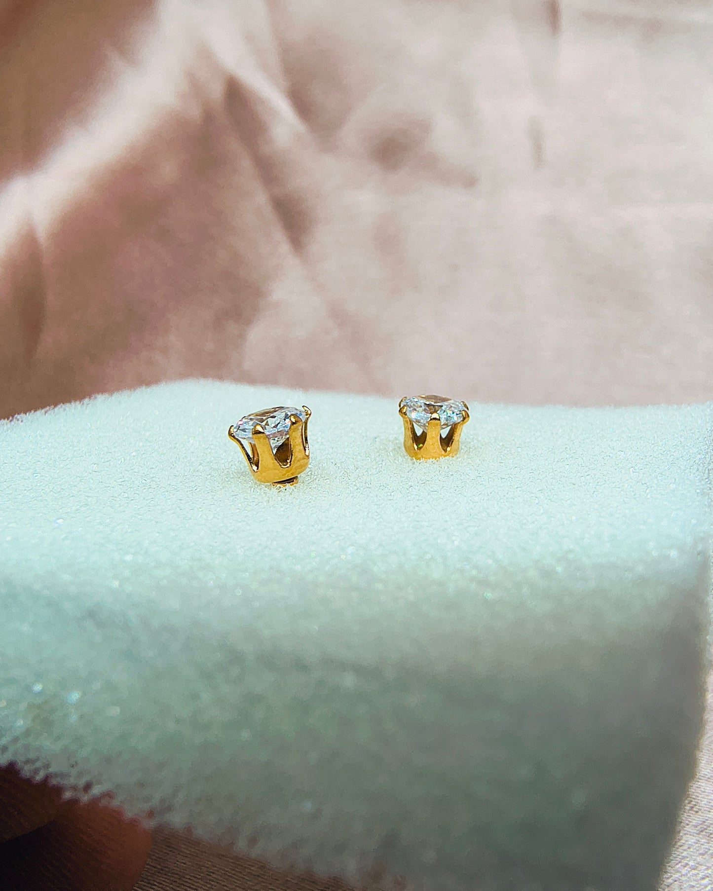 Crystal solitaire stud earrings - 4 mm