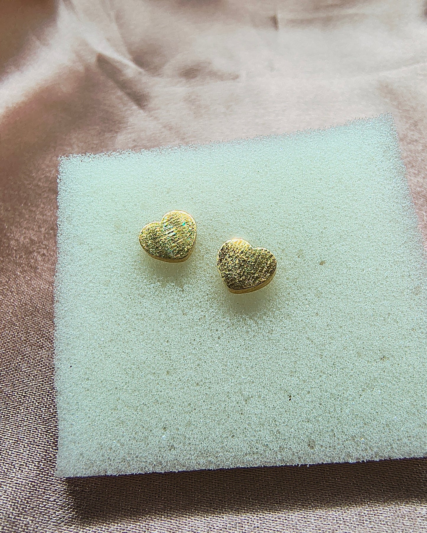 Sweetheart mini stud earrings