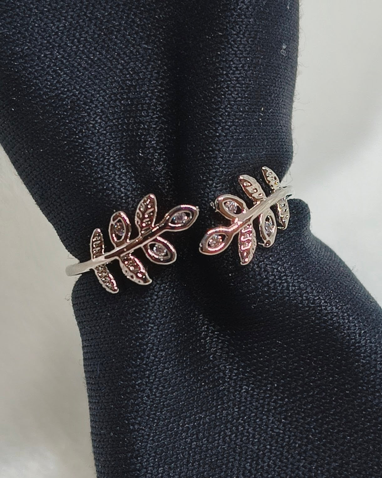 Leaf design adjustable ring (Silver color)