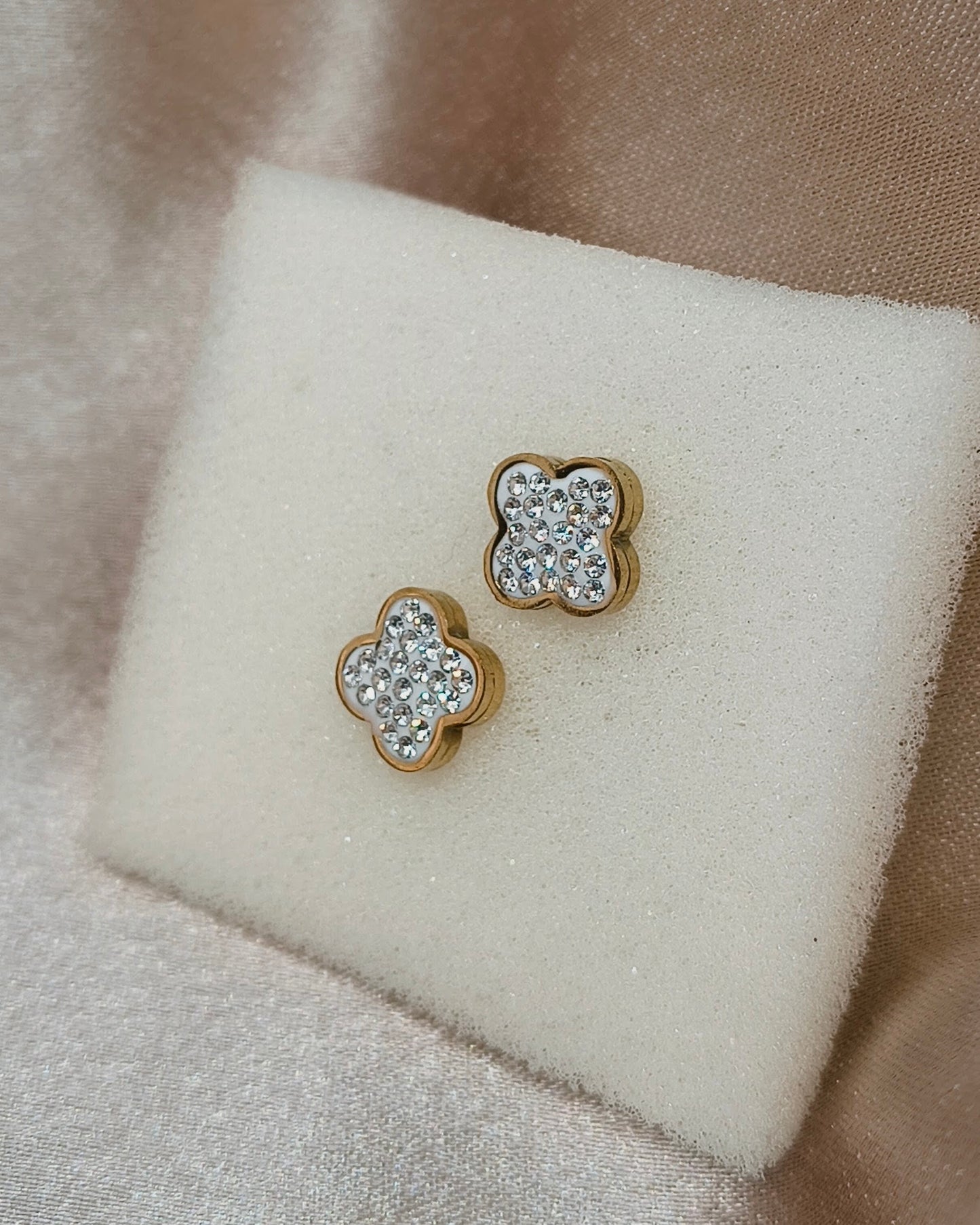 Sparkle clover mini stud earrings