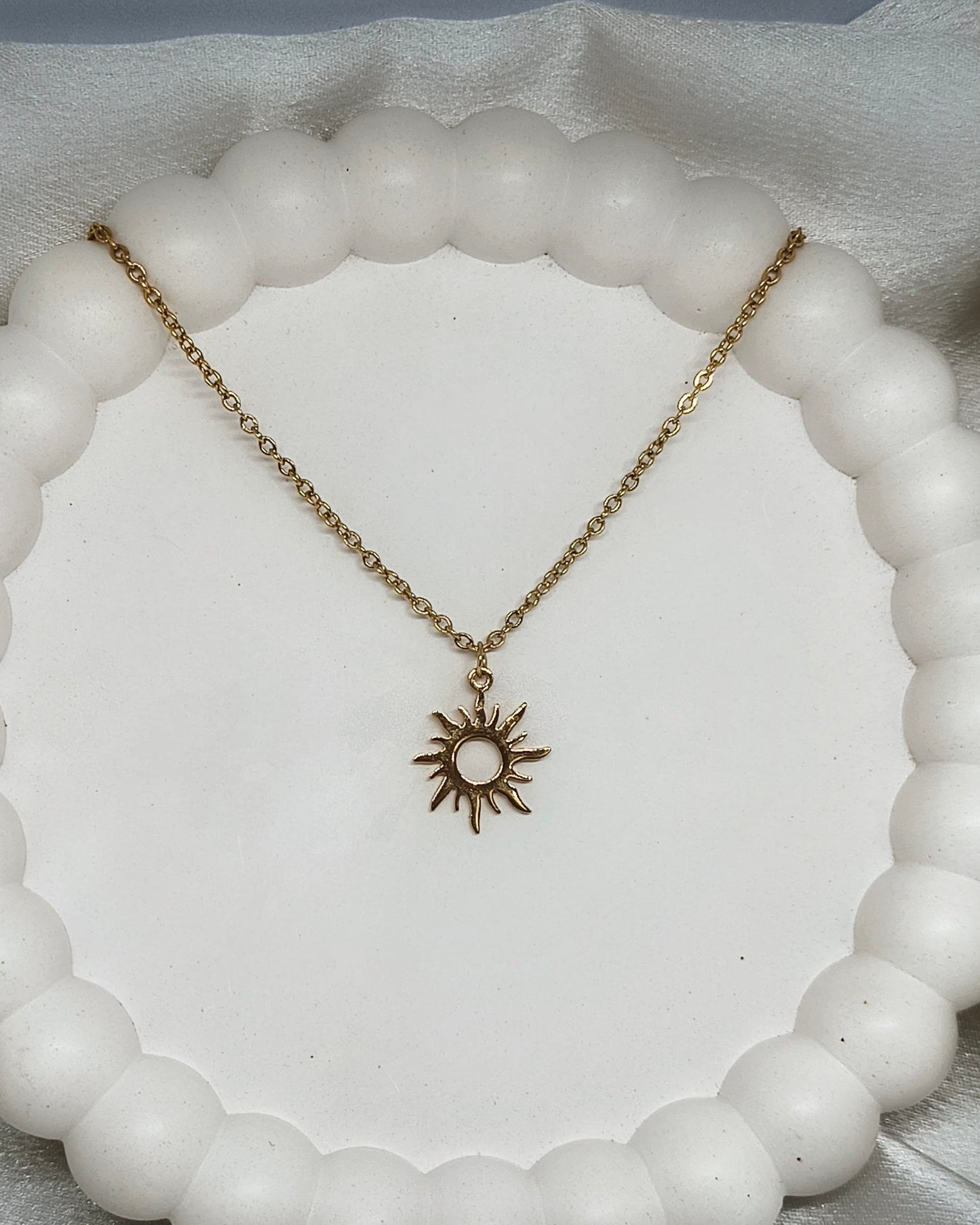 Sun shaped pendant necklace