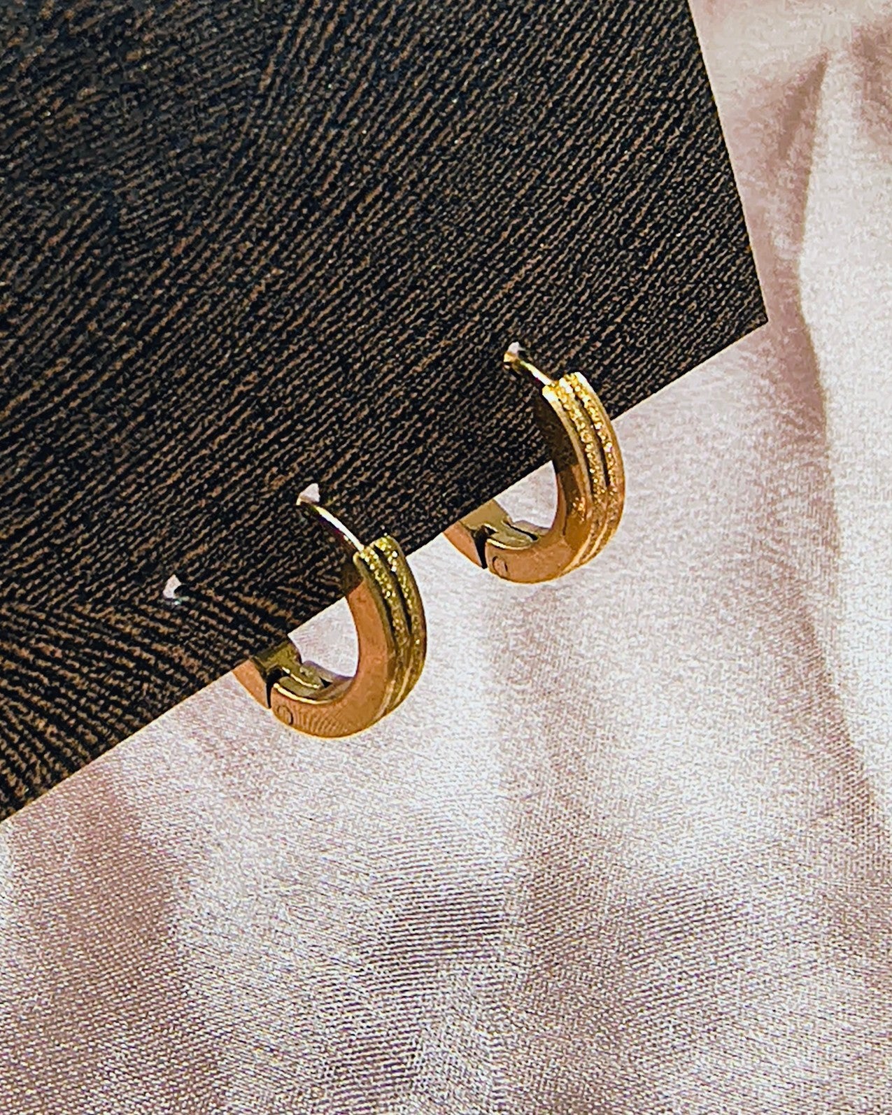 Minimal ridge mini huggie hoop earrings