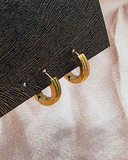 Minimal ridge mini huggie hoop earrings