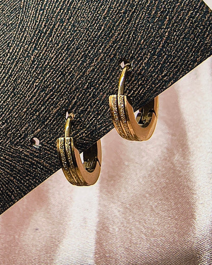 Minimal ridge mini huggie hoop earrings