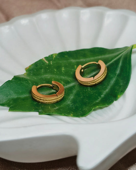 Minimal ridge mini huggie hoop earrings