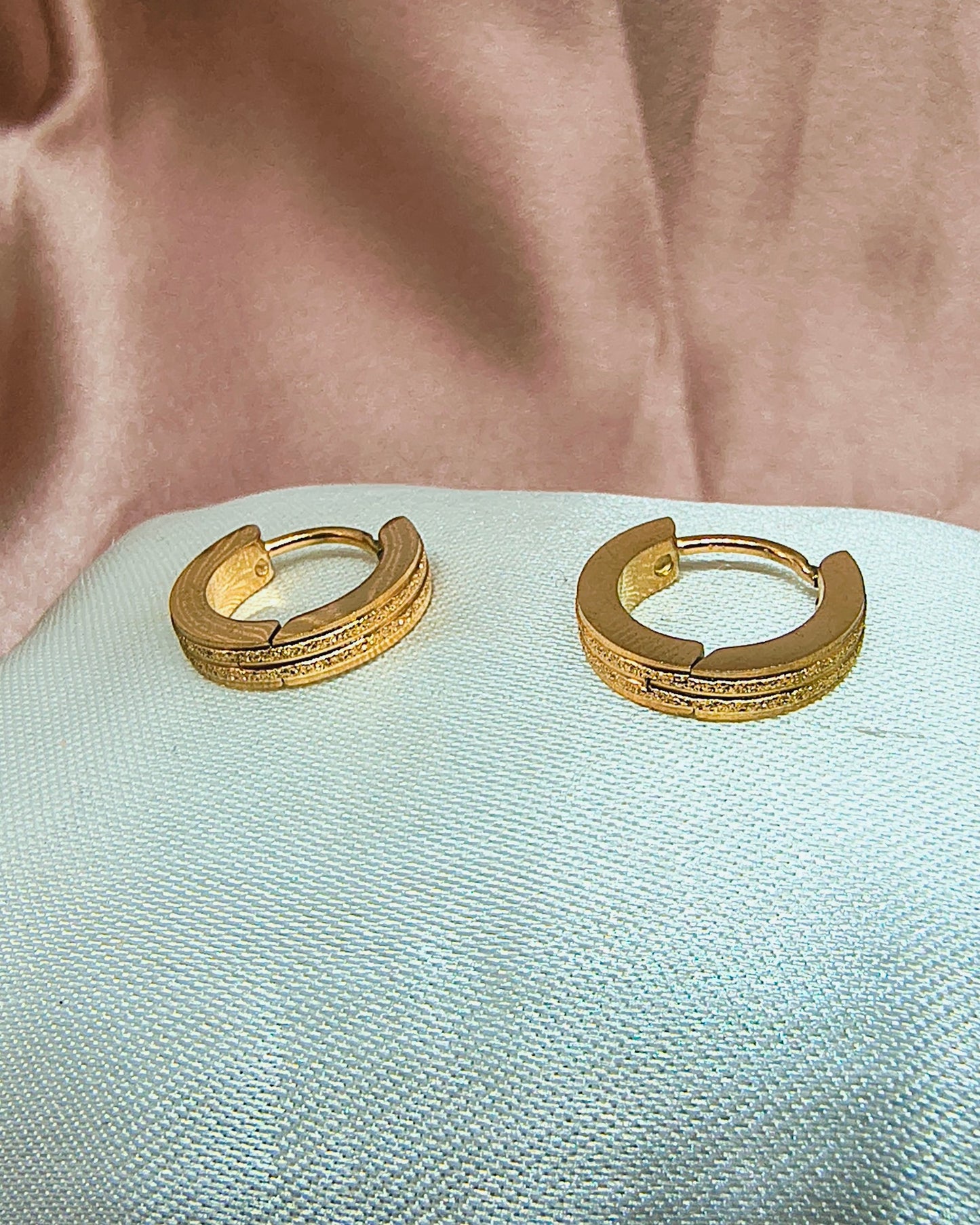 Minimal ridge mini huggie hoop earrings