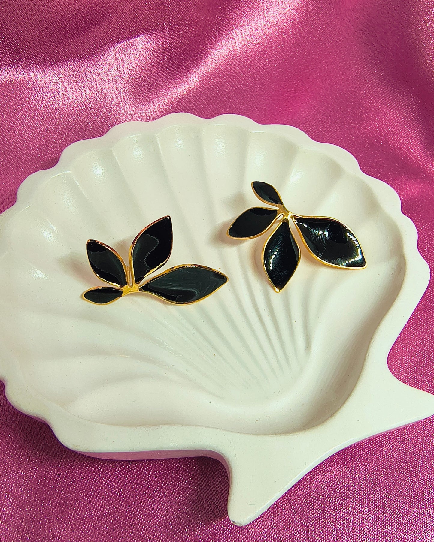 Black pearl petals stud earrings