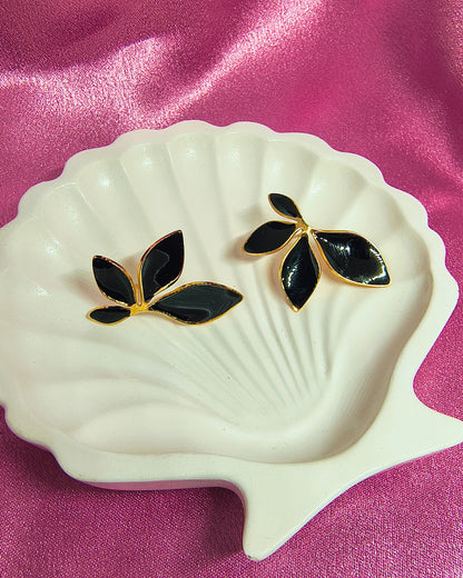 Black pearl petals stud earrings