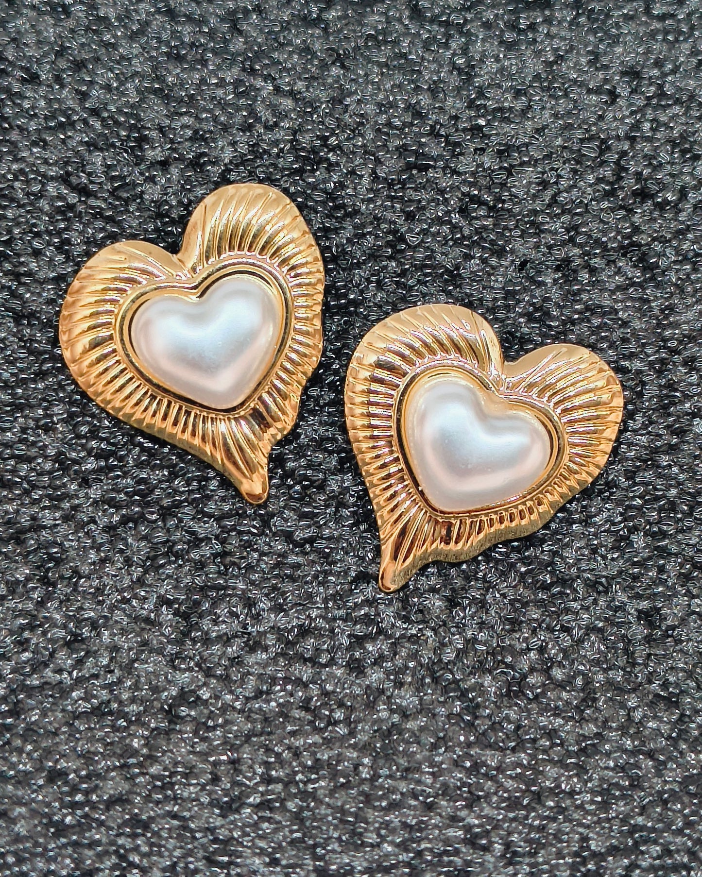 Pearl heart glow stud earrings