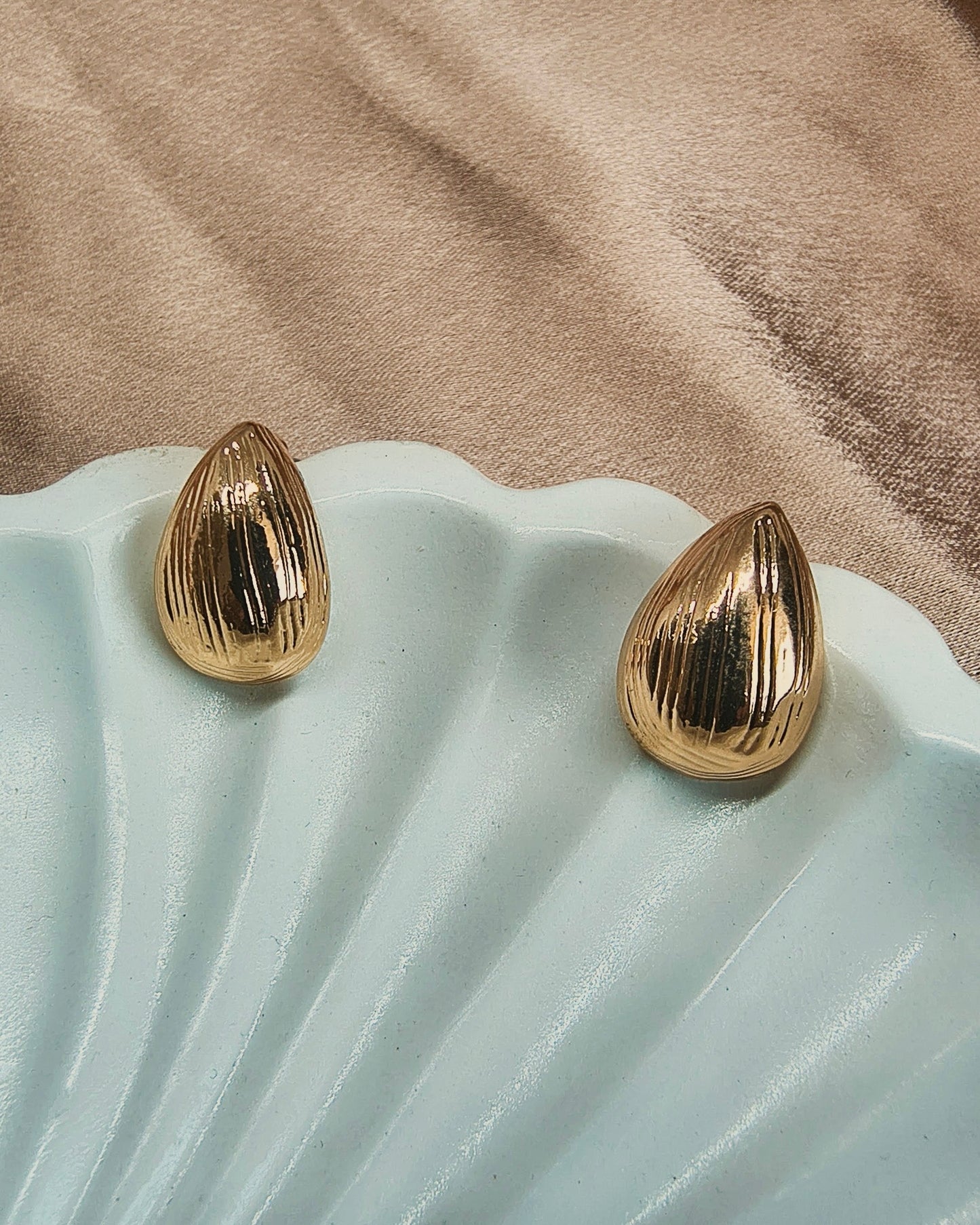 Sculpted teardrop stud earrings