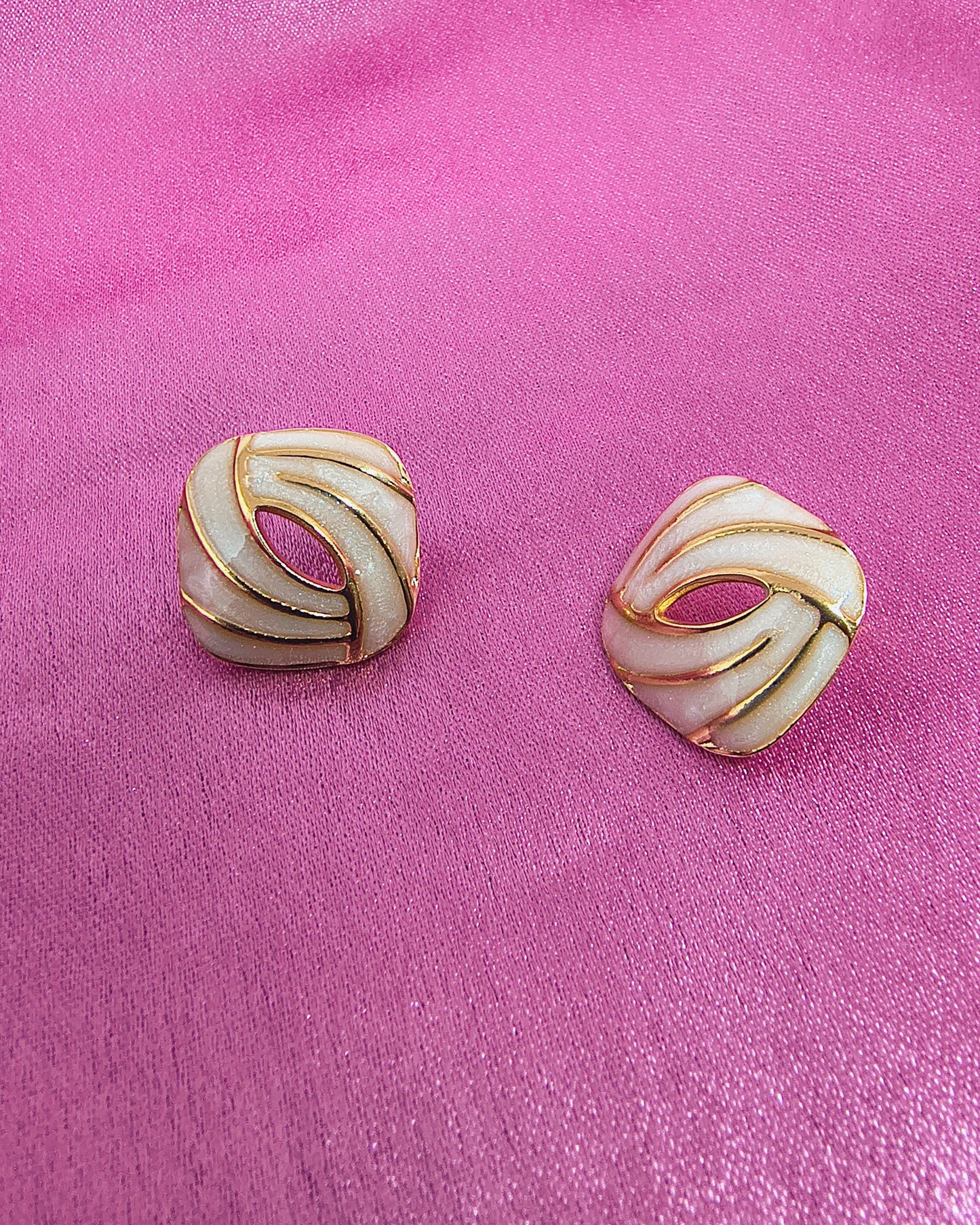 Pearl swirl stud earrings