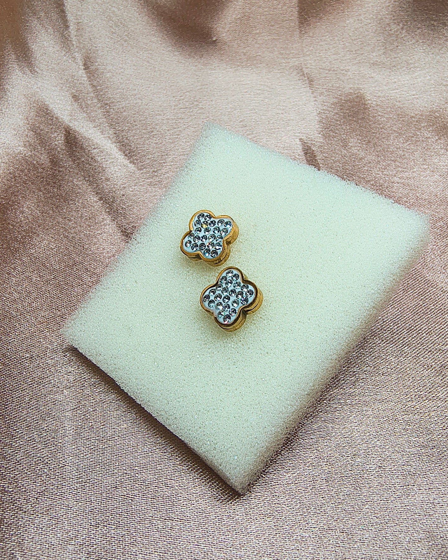 Sparkle clover mini stud earrings