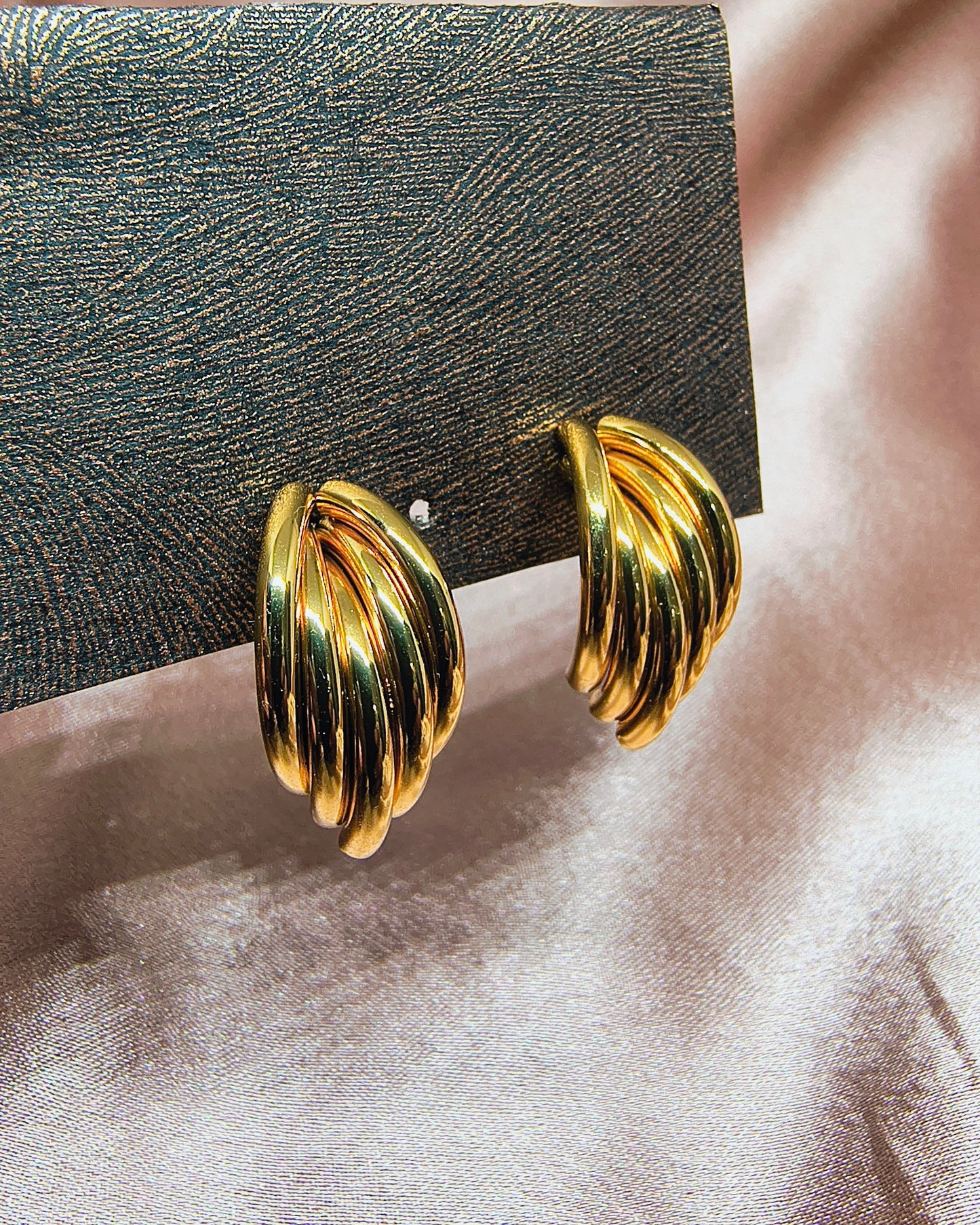 Ripple curve hoop earrings