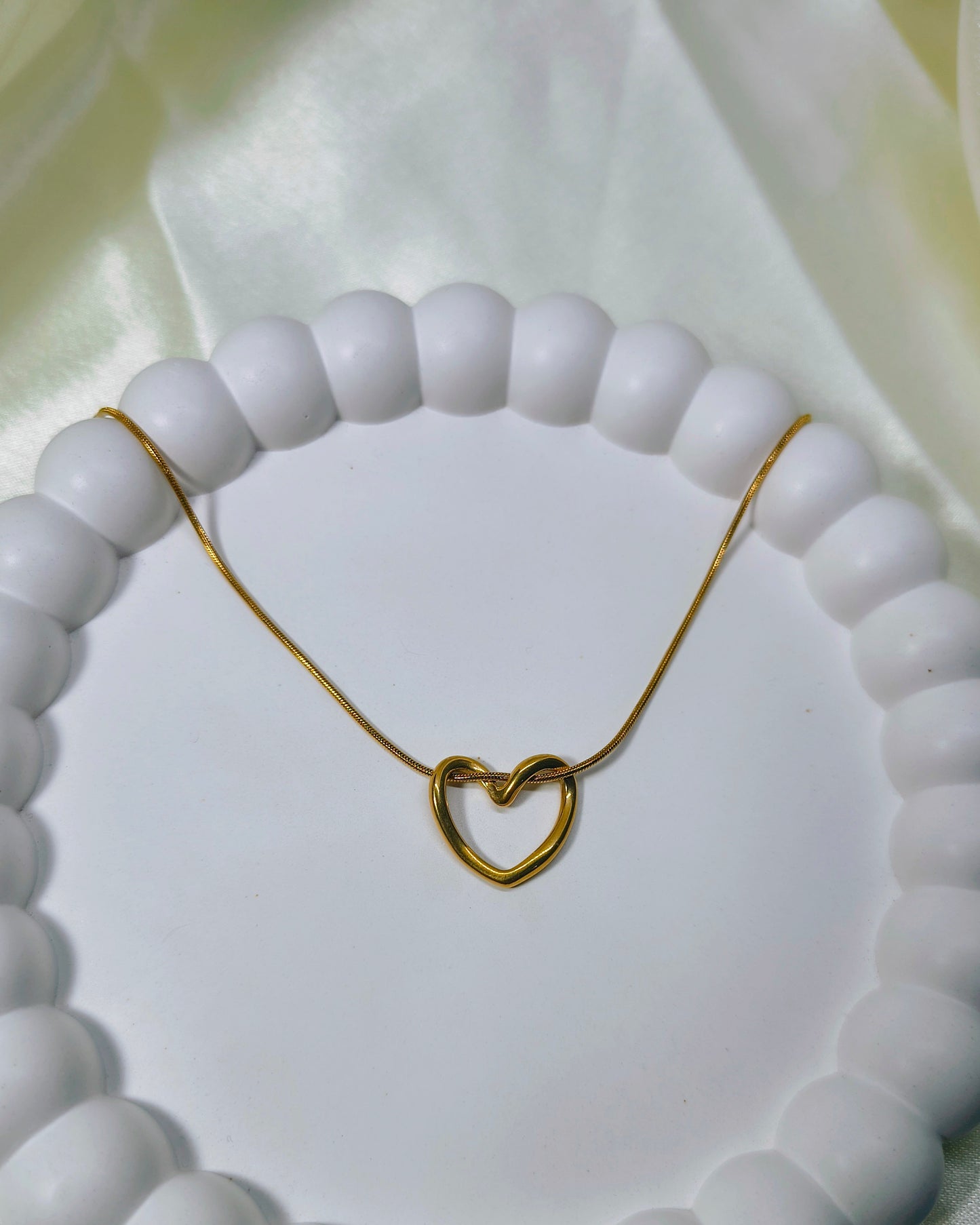 Twisted heart loop pendant necklace