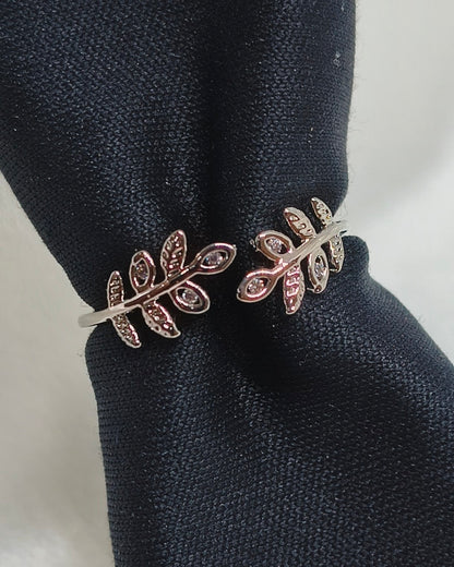 Leaf design adjustable ring (Silver color)
