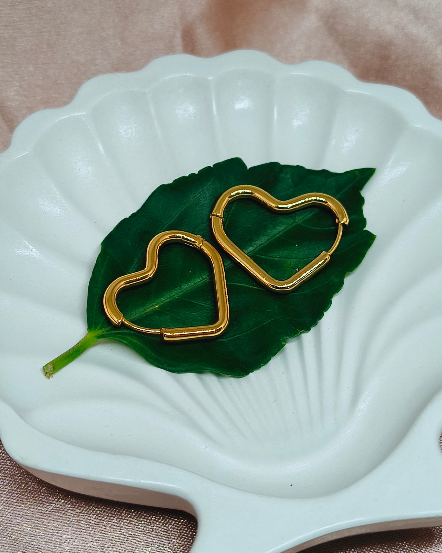 Minimal heart hoop earrings