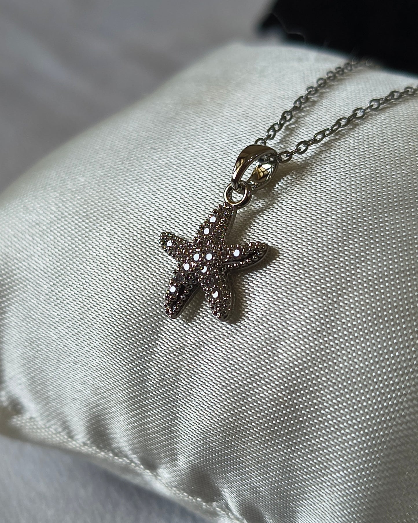 Sparkling starfish pendant necklace (Silver colour)