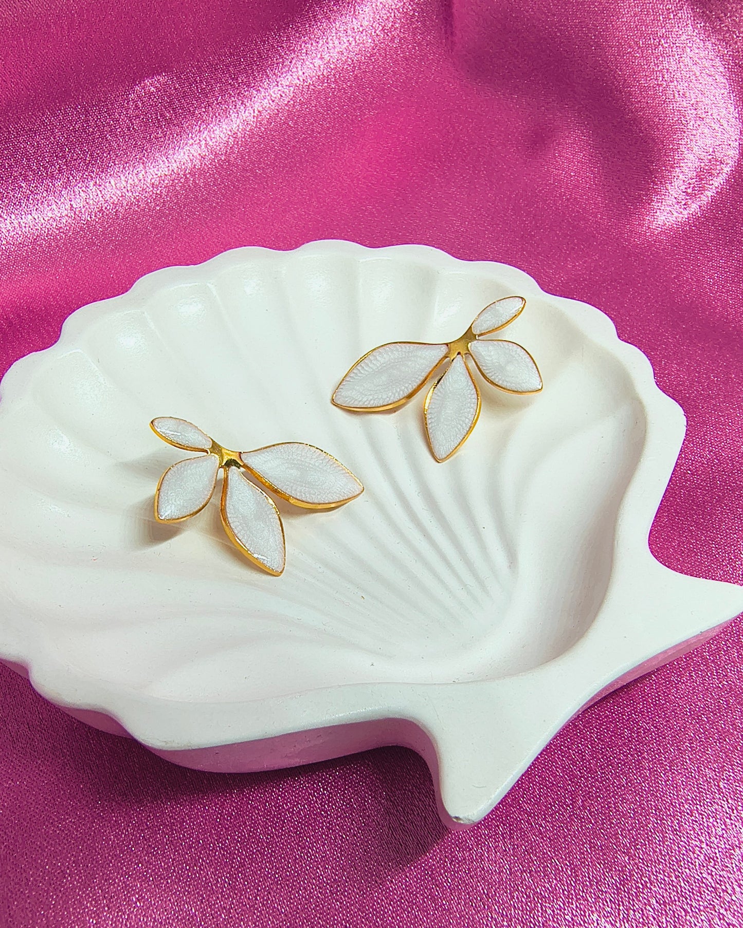 White pearl petals stud earrings