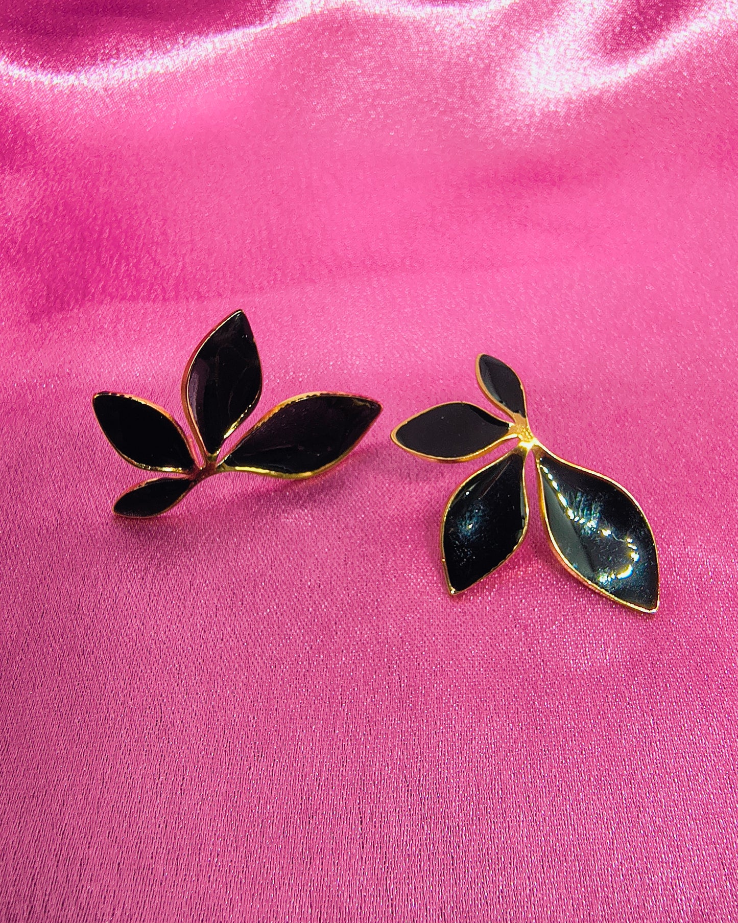 Black pearl petals stud earrings