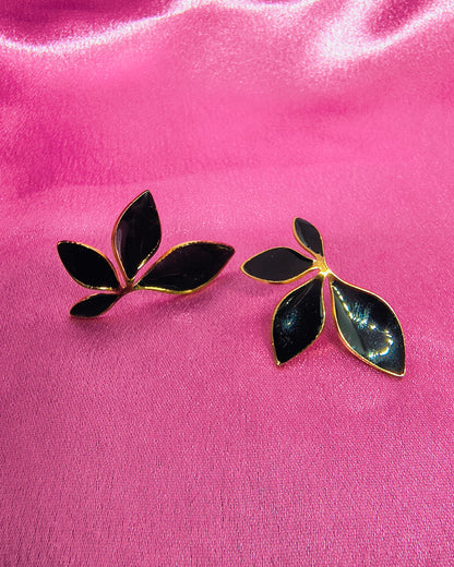 Black pearl petals stud earrings