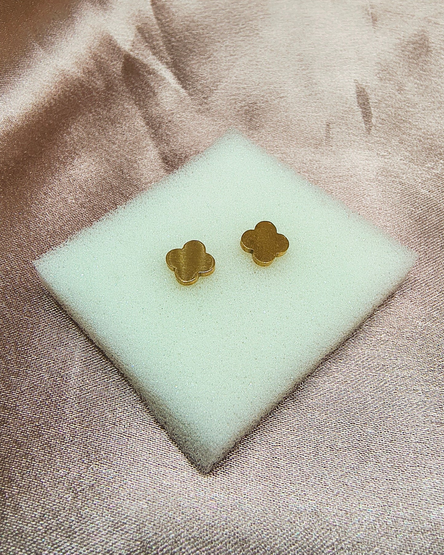 Lucky clover mini stud earrings