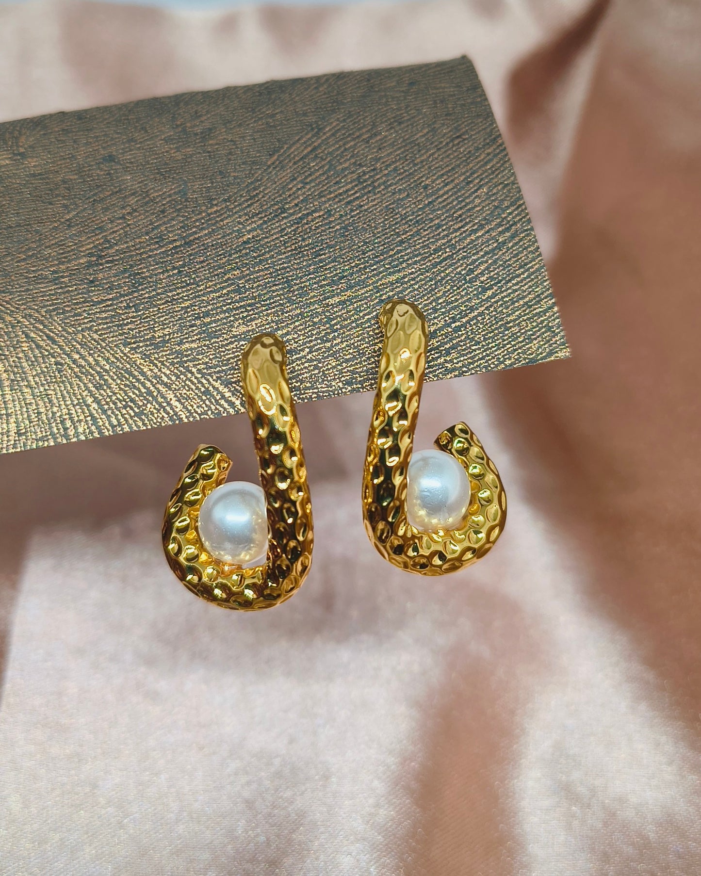 Molten pearl hoop earrings