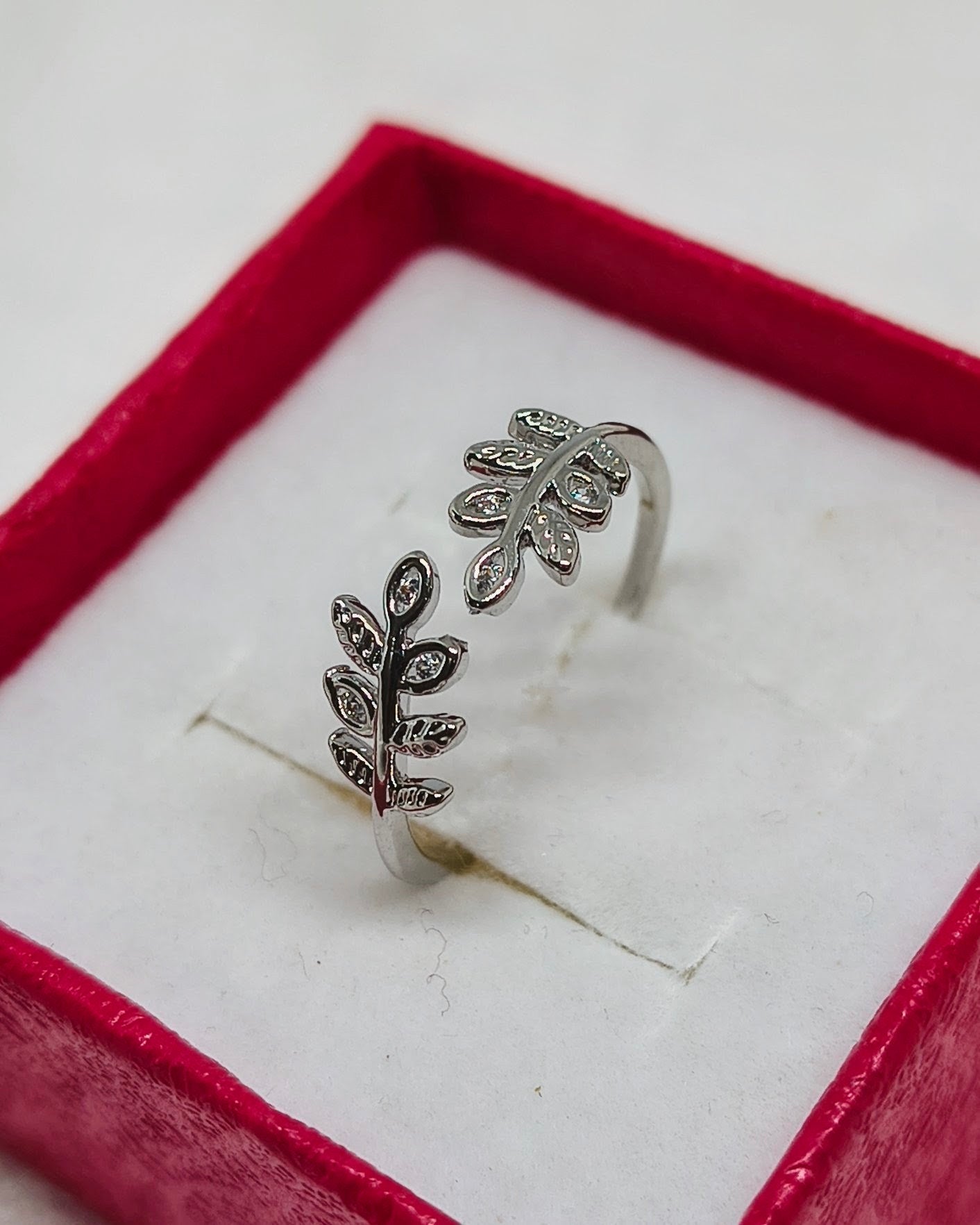 Leaf design adjustable ring (Silver color)