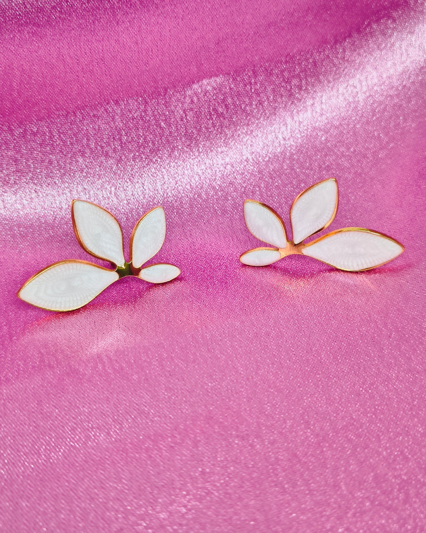 White pearl petals stud earrings